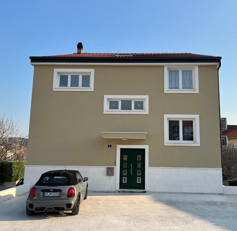 Vila Zrina - Apartmani Trogir Exteriör bild