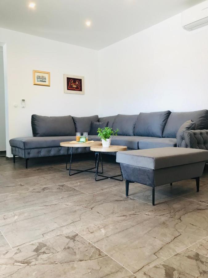 Vila Zrina - Apartmani Trogir Exteriör bild