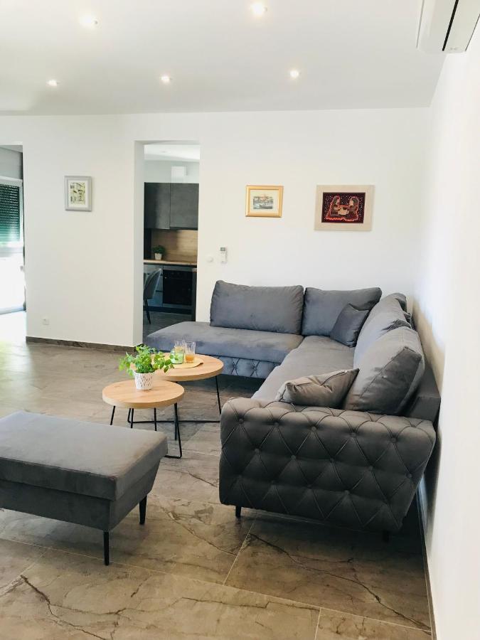 Vila Zrina - Apartmani Trogir Exteriör bild